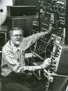 L'ingegnere Paul Klipsch agli strumenti di misura